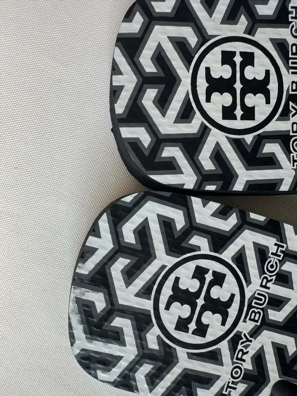 Tory Burch Geometric Logo Flip Flops Black White Resort Beach Sandals Size 8